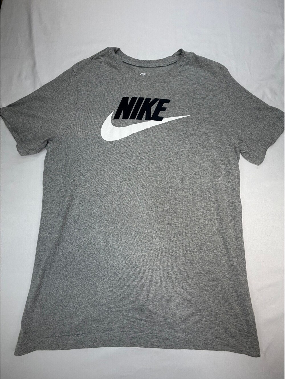 The Nike Tee Men's Graphic T-Shirt Crew Neck Classic Logo Cotton Size Large Grey